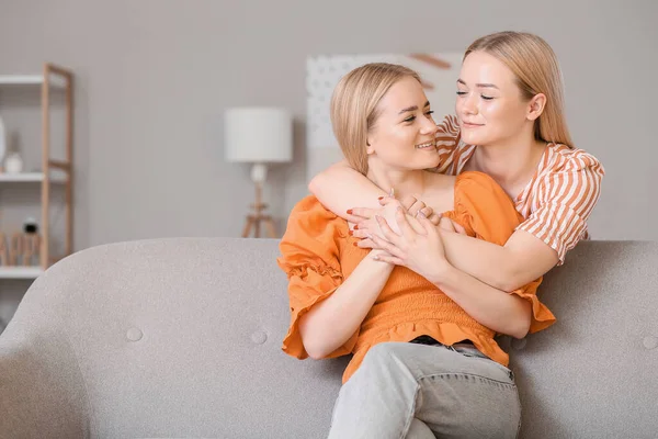 Jovem Mulher Abraçando Sua Irmã Gêmea Casa — Fotografia de Stock