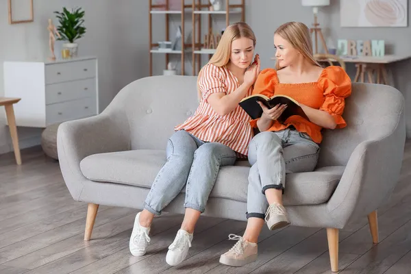 Young Twin Sisters Reading Holy Bible Home — Stock Photo, Image