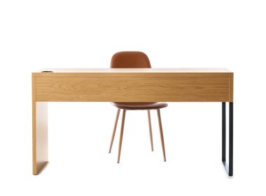 Tahta masa ve beyaz arka planda sandalye