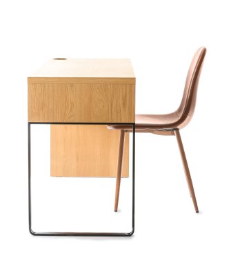 Modern ahşap masa ve beyaz arka planda sandalye