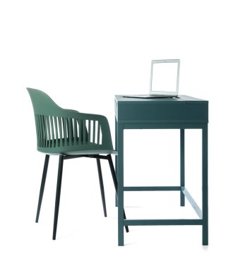 Bilgisayarlı modern masa ve beyaz arka planda sandalye