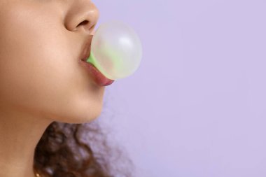 Geçmişinde sakız sakızı olan Afro-Amerikalı kadın, yakın plan.