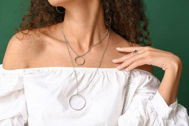 Renkli mücevherleri olan şık bir Afro-Amerikalı kadın.