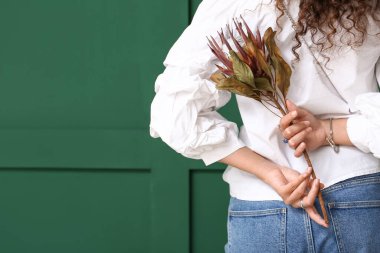 Renkli arka planda çiçekli şık Afro-Amerikan kadın.