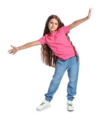 Beyaz arka planda havalı dans eden küçük kız