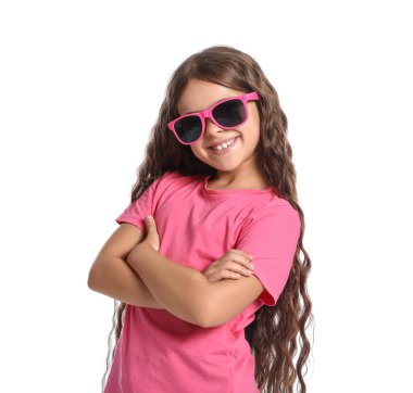 Beyaz arka planda havalı küçük kız