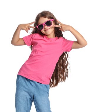 Beyaz arka planda havalı küçük kız