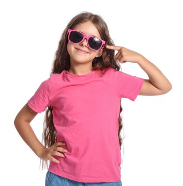 Beyaz arka planda havalı küçük kız