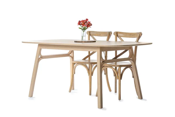 木制餐桌 白色背景的花朵和椅子 — 图库照片