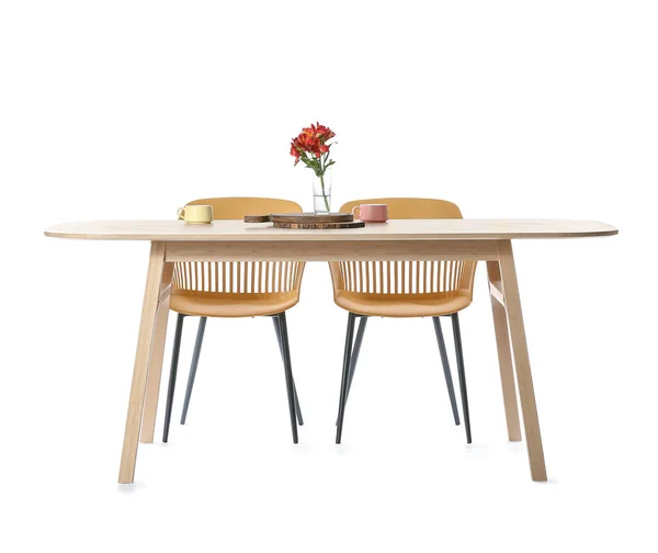木制餐桌 白色背景的花朵和杯子 — 图库照片