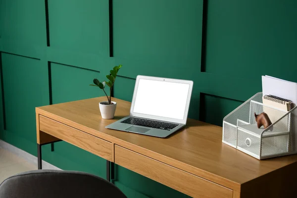 Moderner Laptop Zimmerpflanze Und Organizer Auf Holztisch Neben Farbwand — Stockfoto