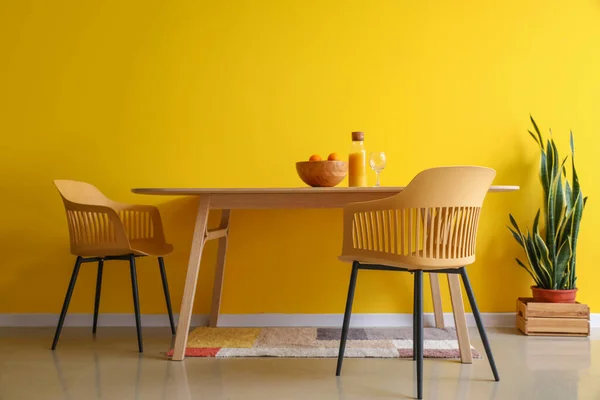 Interior Del Comedor Con Mesa Madera Sillas Planta Interior Cerca — Foto de Stock