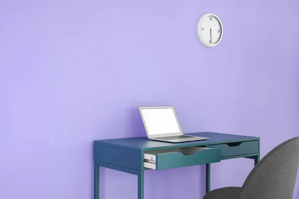 Moderner Laptop Auf Tisch Mit Geöffneter Schublade Stuhl Und Uhr — Stockfoto