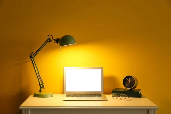Laptop Med Blank Skärm Och Glödande Lampa Skrivbord Nära Gul — Stockfoto