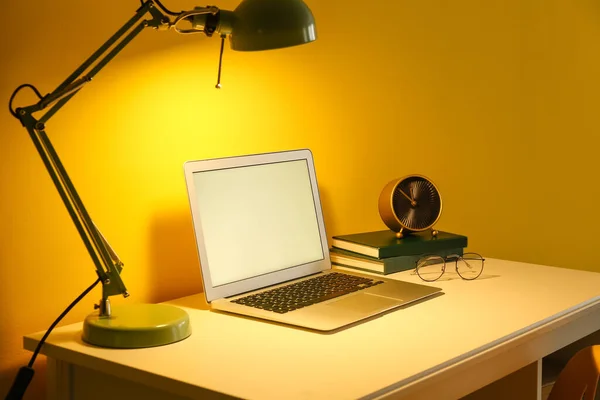 Laptop Med Blank Skärm Och Glödande Lampa Skrivbord Nära Gul — Stockfoto