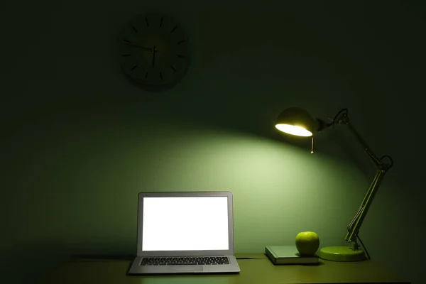 Otwarty Laptop Świecącą Lampą Jabłkiem Biurku Ciemnozielonym Pokoju — Zdjęcie stockowe