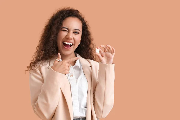 Happy African American Woman Chewing Gum Color Background — Stock Photo, Image