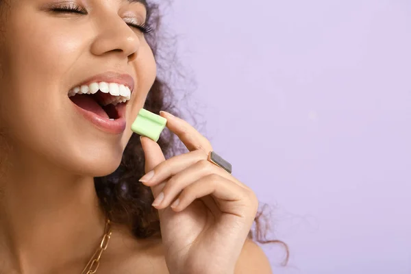 African American Woman Chewing Gum Color Background — Stock Photo, Image