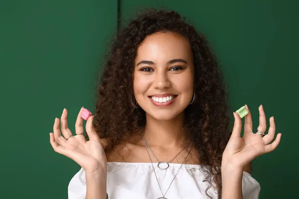 Happy Afro Amerikaanse Vrouw Met Kauwgom Kleur Achtergrond — Stockfoto