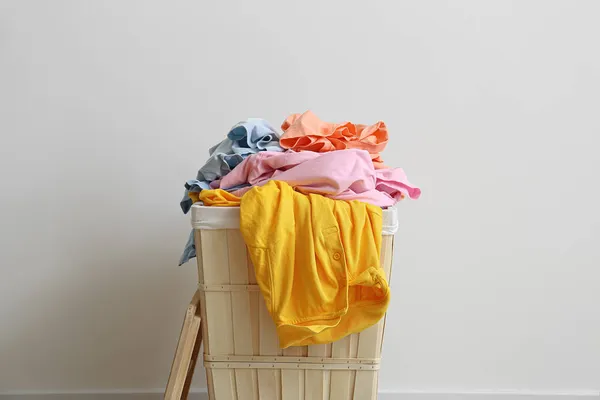 Wooden Basket Laundry Light Background — Stock Photo, Image