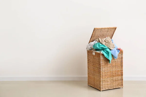 Kirli Çamaşırlarla Dolu Bir Sepet — Stok fotoğraf