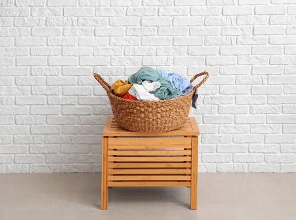 Beyaz Tuğla Duvarın Yanındaki Çekmecelerde Çamaşır Sepeti — Stok fotoğraf