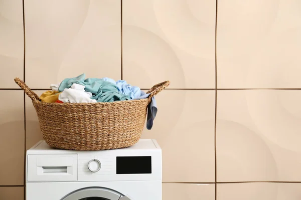 Wicker Basket Laundry Washing Machine Beige Wall — Stock Photo, Image