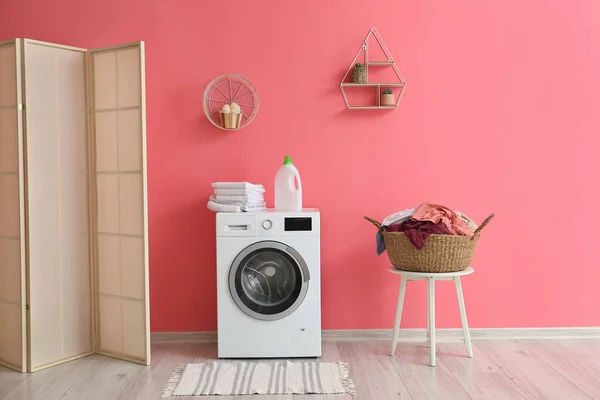 洗濯機とウィッカーバスケット付きのモダンなバスルームのインテリア — ストック写真