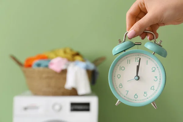 Vrouw Met Wekker Badkamer Interieur Achtergrond Closeup — Stockfoto