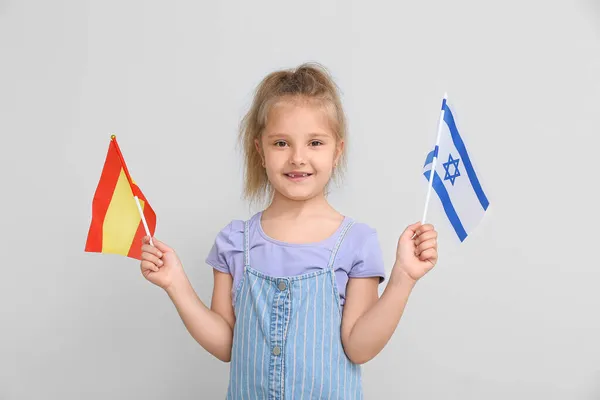 Petite Fille Avec Des Drapeaux Espagne Israël Sur Fond Clair — Photo