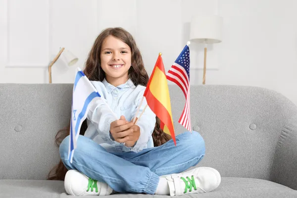 Dziewczynka Różnymi Flagami Domu — Zdjęcie stockowe