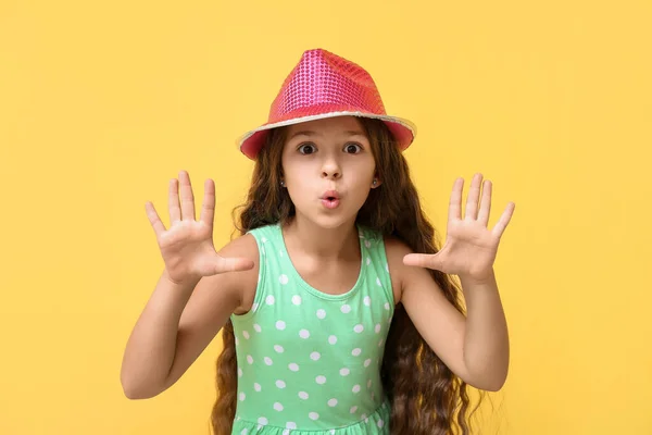 Смешная Маленькая Девочка Цветном Фоне — стоковое фото