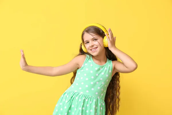 Arka Planda Müzik Dinleyen Komik Küçük Kız — Stok fotoğraf