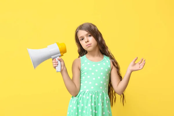 Kleines Mädchen Mit Megafon Auf Farbigem Hintergrund — Stockfoto