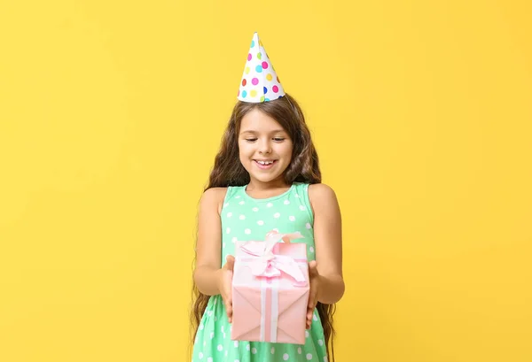 Κοριτσάκι Δώρο Γενεθλίων Στο Φόντο Χρώμα — Φωτογραφία Αρχείου
