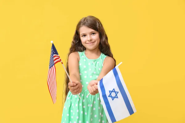 Liten Flicka Med Flaggor Usa Och Israel Färg Bakgrund — Stockfoto