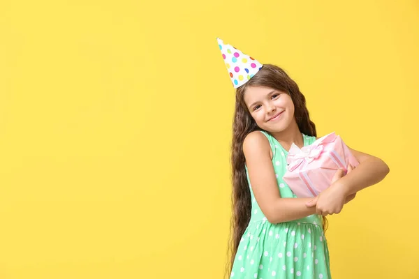 Petite Fille Avec Cadeau Anniversaire Sur Fond Couleur — Photo