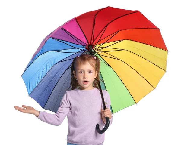 Beyaz Arka Planda Şemsiyesi Olan Küçük Güzel Bir Kız — Stok fotoğraf