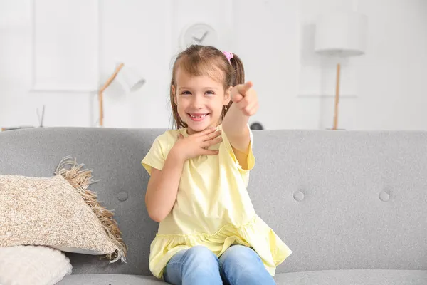 Счастливая Маленькая Девочка Смотрит Телевизор Дома — стоковое фото