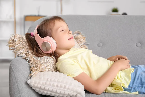 Niña Divertida Escuchando Música Casa —  Fotos de Stock