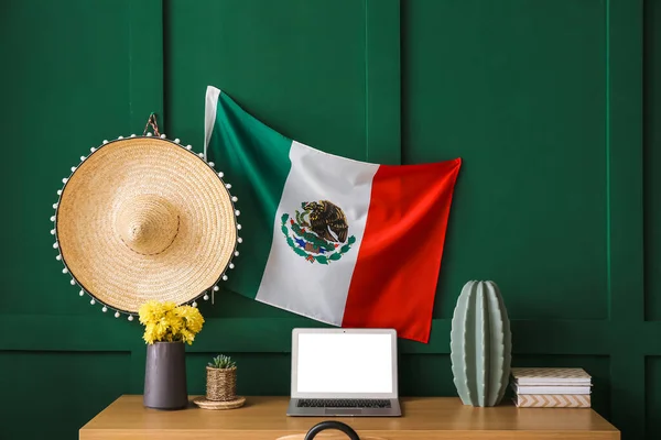 Local Trabalho Moderno Com Bandeira Mexicana Chapéu Sombrero Perto Parede — Fotografia de Stock