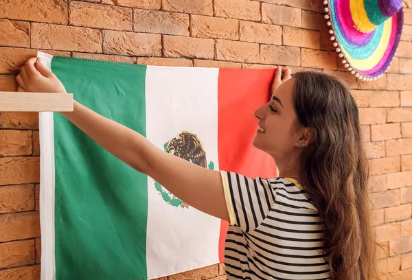 Jovem Mulher Pendurada Bandeira Mexicana Parede Tijolo — Fotografia de Stock