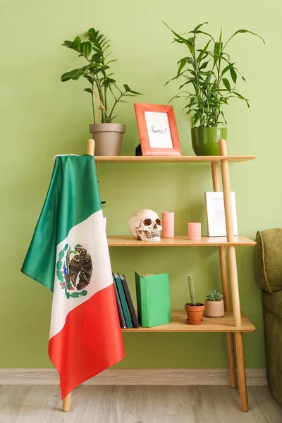 Prateleira Livro Com Decoração Bandeira Mexicana Perto Parede Cor — Fotografia de Stock