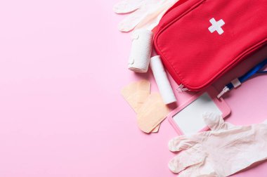 İlk yardım çantası ve arkaplanda boş kimlik kartı