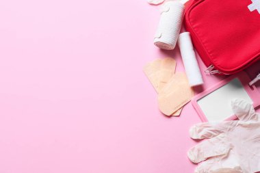 İlk yardım çantası ve arkaplanda boş kimlik kartı