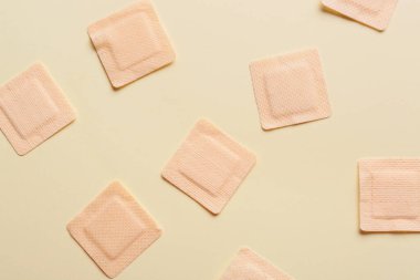 Renk arkaplanında yapıştırıcı sıva, yakın plan