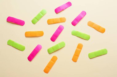 Renk arkaplanında farklı tıbbi sıvalar