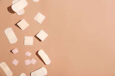 Renkli arka planda bir sürü tıbbi yara bandı