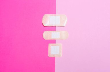 Pembe arka planda yapıştırıcı sıva.