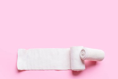 Pembe arka planda elastik bandaj ruloları
